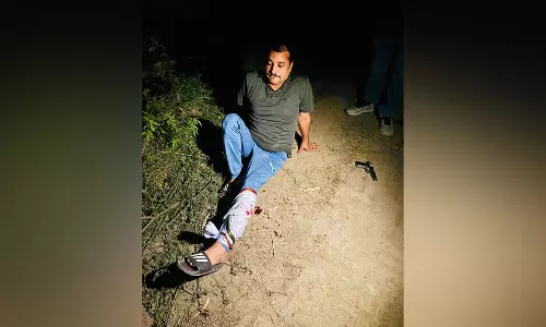 पुलिस टीम और बदमाशों में मुठभेड़, एक आरोपी के पैर में लगी गोली पुलिस टीम और बदमाशों में मुठभेड़, एक आरोपी के पैर में लगी गोली