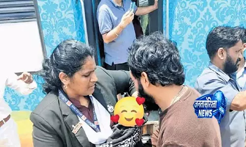 Andhra: रेलवे स्टाफ ने गर्भवती महिला की सुरक्षित डिलीवरी में मदद की Andhra: रेलवे स्टाफ ने गर्भवती महिला की सुरक्षित डिलीवरी में मदद की