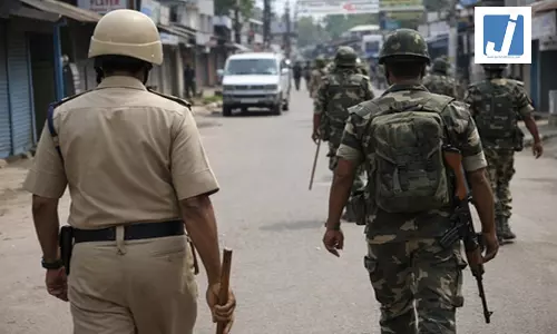 पश्चिम बंगाल चुनाव: 2.4 लाख अर्धसैनिक बलों के जवानों की सबसे बड़ी तैनाती, सख्त निगरानी जारी पश्चिम बंगाल चुनाव: 2.4 लाख अर्धसैनिक बलों के जवानों की सबसे बड़ी तैनाती, सख्त निगरानी जारी