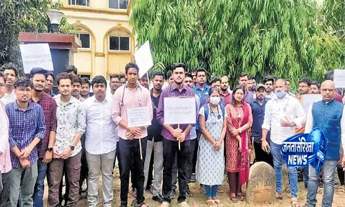 Odisha: एमबीबीएस डॉक्टरों ने ओपीएससी के सामने धरना दिया Odisha: एमबीबीएस डॉक्टरों ने ओपीएससी के सामने धरना दिया