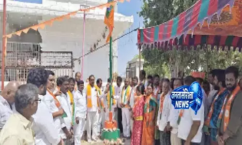 Telangana: भाजपा स्थापना दिवस पर गरीब महिलाओं को साड़ियां बांटी गईं Telangana: भाजपा स्थापना दिवस पर गरीब महिलाओं को साड़ियां बांटी गईं