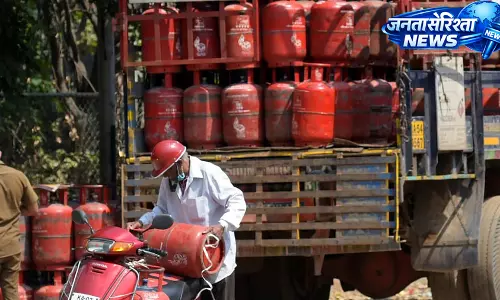 कर्नाटक में LPG और फ्यूल संकट पर कांग्रेस का हमला, रोज़ी-रोटी प्रभावित कर्नाटक में LPG और फ्यूल संकट पर कांग्रेस का हमला, रोज़ी-रोटी प्रभावित