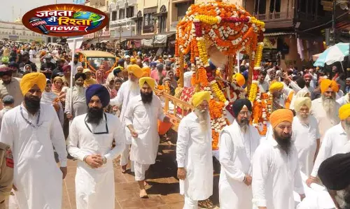 Amritsar में गुरु तेग बहादुर की जयंती पर नगर कीर्तन Amritsar में गुरु तेग बहादुर की जयंती पर नगर कीर्तन