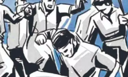 निर्वस्त्र कर युवक की पिटाई, वीडियो वायरल