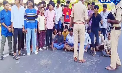 Medak: ट्राइबल वेलफेयर स्कूल के छात्रों ने प्रिंसिपल पर हैरेसमेंट का आरोप लगाकर किया विरोध Medak: ट्राइबल वेलफेयर स्कूल के छात्रों ने प्रिंसिपल पर हैरेसमेंट का आरोप लगाकर किया विरोध