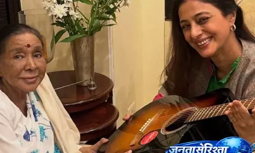 Tabu ने बताया कि आशा भोसले ने उन्हें उनके जन्मदिन पर एक गिटार गिफ्ट किया था