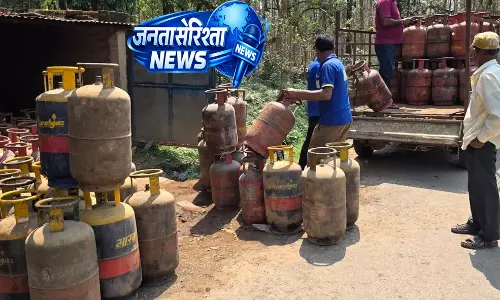 रसोई गैस की कमी के बीच राउरकेला में गैराज से 161 LPG सिलेंडर जब्त रसोई गैस की कमी के बीच राउरकेला में गैराज से 161 LPG सिलेंडर जब्त