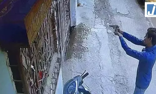 LIVE वीडियो: भाजपा नेता के घर पर ताबड़तोड़ फायरिंग, CCTV में कैद हुई वारदात