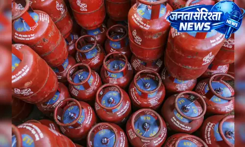 Cooking gas is scarce ; होटलों में खाने की कीमतें आसमान छू रही हैं