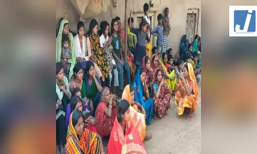 फंदे से लटका मिला विवाहिता का शव, मायके पक्ष ने लगाया हत्या का आरोप फंदे से लटका मिला विवाहिता का शव, मायके पक्ष ने लगाया हत्या का आरोप