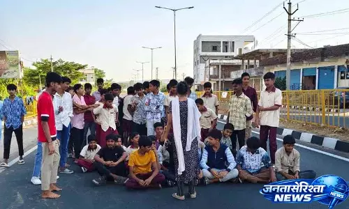 Kowdipally आदिवासी स्कूल के छात्रों ने अच्छी क्वालिटी के खाने के लिए विरोध प्रदर्शन किया