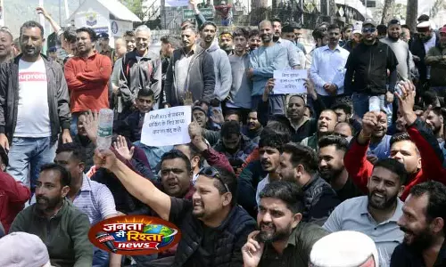 Kangra में ट्रांसपोर्ट यूनियनों का विरोध, कामकाज ठप Kangra में ट्रांसपोर्ट यूनियनों का विरोध, कामकाज ठप