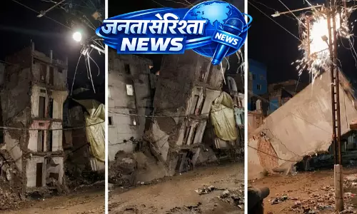 MP : उज्जैन में 3 मंजिला इमारत गिरी-- महाकालेश्वर मंदिर से मात्र 2 किलोमीटर दूर MP : उज्जैन में 3 मंजिला इमारत गिरी-- महाकालेश्वर मंदिर से मात्र 2 किलोमीटर दूर
