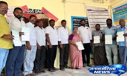 कांग्रेस ने चंदूर में लाभार्थियों को CMRF cheque बांटे कांग्रेस ने चंदूर में लाभार्थियों को CMRF cheque बांटे