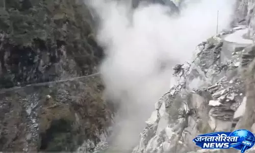 Himachal के चंबा में भूस्खलन के बाद निर्माणाधीन पुल ढह गया Himachal के चंबा में भूस्खलन के बाद निर्माणाधीन पुल ढह गया