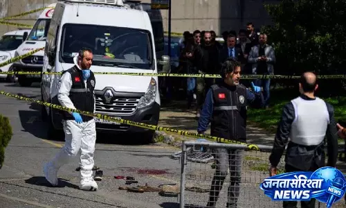 Istanbul में इजरायली कॉन्सुलेट के पास गोलीबारी में 3 की मौत, 2 पुलिसकर्मी घायल Istanbul में इजरायली कॉन्सुलेट के पास गोलीबारी में 3 की मौत, 2 पुलिसकर्मी घायल