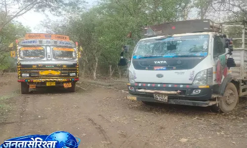 रायपुर में अवैध शराब तस्करी मामले में 3 वाहन जब्त रायपुर में अवैध शराब तस्करी मामले में 3 वाहन जब्त