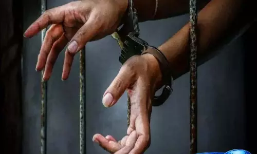 Pune: बेटे ने मां की हत्या की, पुलिस को धमकी दी Pune: बेटे ने मां की हत्या की, पुलिस को धमकी दी