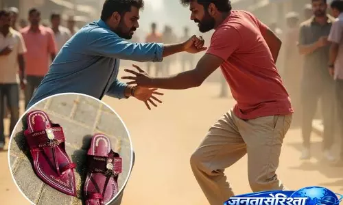 चप्पल को लेकर हुई बहस और चोरी के आरोप के बाद युवा मज़दूर की मौत चप्पल को लेकर हुई बहस और चोरी के आरोप के बाद युवा मज़दूर की मौत