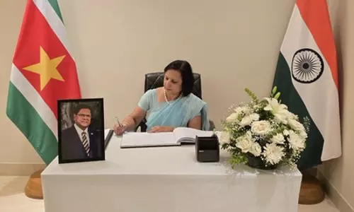नीना मल्होत्रा पहुंची सूरीनाम दूतावास, पूर्व राष्ट्रपति संतोखी के निधन पर किया शोक व्यक्त नीना मल्होत्रा पहुंची सूरीनाम दूतावास, पूर्व राष्ट्रपति संतोखी के निधन पर किया शोक व्यक्त