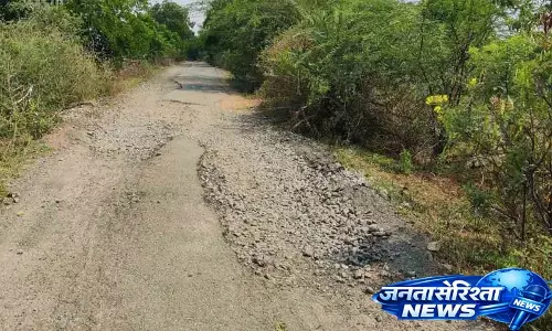 Tandur में रेचनी रोड रेलवे स्टेशन तक नई बनी सड़क जल्दी खराब हो जाती Tandur में रेचनी रोड रेलवे स्टेशन तक नई बनी सड़क जल्दी खराब हो जाती