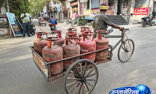 कैबिनेट कमेटी ने ईंधन आपूर्ति की समीक्षा की, एलपीजी वितरण को बढ़ावा दिया कैबिनेट कमेटी ने ईंधन आपूर्ति की समीक्षा की, एलपीजी वितरण को बढ़ावा दिया