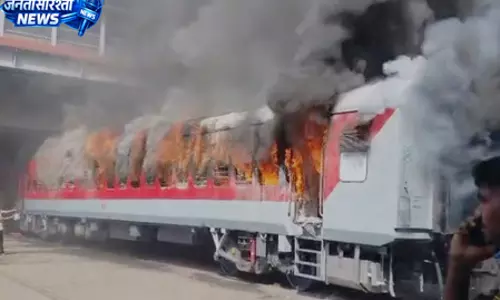 रेलवे वर्कशॉप में भीषण आग, LHB कोच जलकर खाक