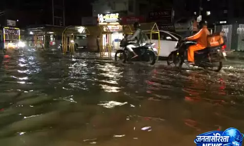 लाइव VIDEO: मूसलाधार बारिश से गुवाहाटी डूबा पानी में लाइव VIDEO: मूसलाधार बारिश से गुवाहाटी डूबा पानी में
