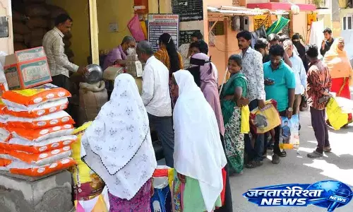 चावल की भारी कमी की वजह से Ration Shops बंद करनी पड़ीं; ग्राहकों को बिना सामान के रहना पड़ा चावल की भारी कमी की वजह से Ration Shops बंद करनी पड़ीं; ग्राहकों को बिना सामान के रहना पड़ा