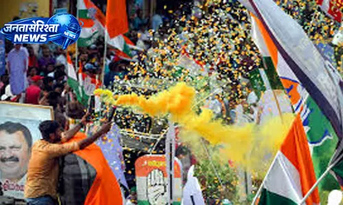 Kerala चुनावी उत्सव में रंगों की बौछार