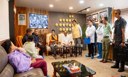 त्रोंगलाओबी बम हमला: मणिपुर CM ने पीड़ित की माँ से की मुलाकात, कानूनी कार्रवाई का वादा त्रोंगलाओबी बम हमला: मणिपुर CM ने पीड़ित की माँ से की मुलाकात, कानूनी कार्रवाई का वादा
