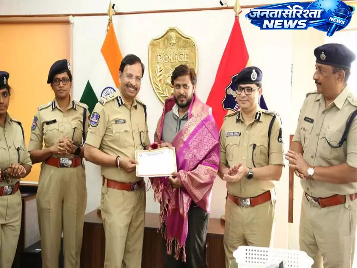 Hyderabad के एक आदमी ने किडनैप हुई लड़की को बचाया, पुलिस ने किया सम्मानित Hyderabad के एक आदमी ने किडनैप हुई लड़की को बचाया, पुलिस ने किया सम्मानित
