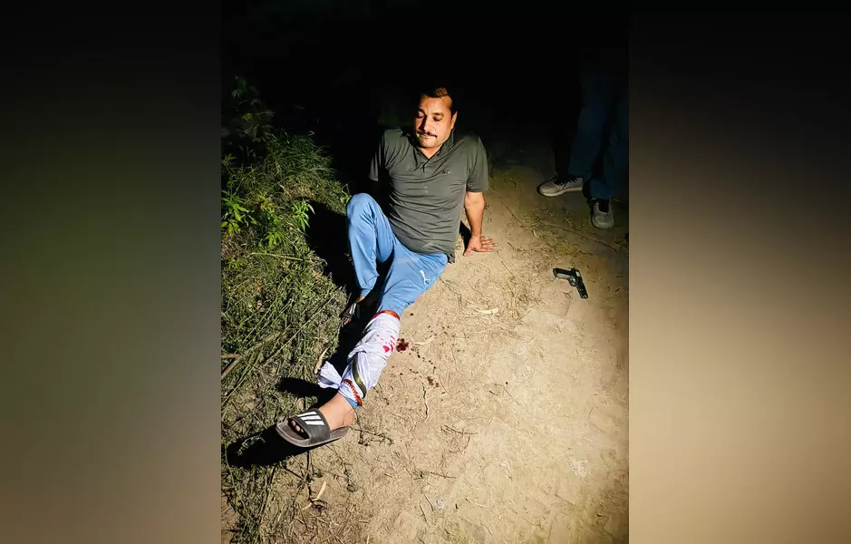 पुलिस टीम और बदमाशों में मुठभेड़, एक आरोपी के पैर में लगी गोली पुलिस टीम और बदमाशों में मुठभेड़, एक आरोपी के पैर में लगी गोली