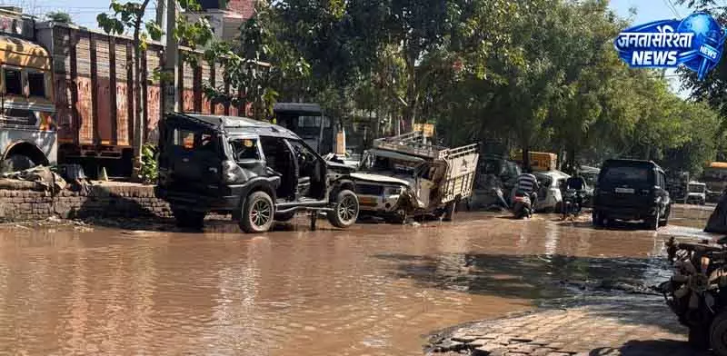 Sirsa ऑटो मार्केट में पानी भरने से कारोबार ठप Sirsa ऑटो मार्केट में पानी भरने से कारोबार ठप