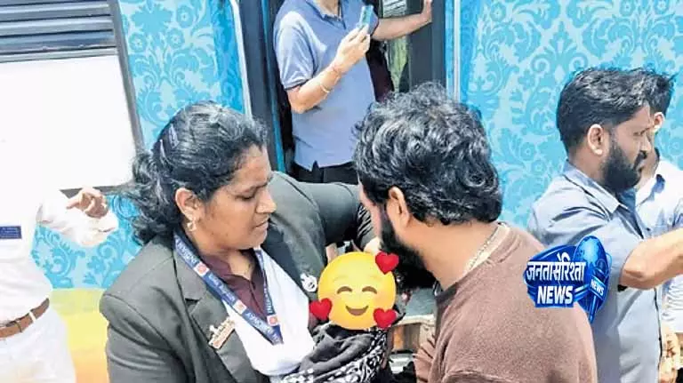 Andhra: रेलवे स्टाफ ने गर्भवती महिला की सुरक्षित डिलीवरी में मदद की Andhra: रेलवे स्टाफ ने गर्भवती महिला की सुरक्षित डिलीवरी में मदद की