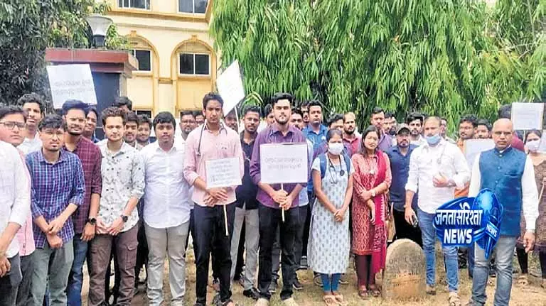Odisha: एमबीबीएस डॉक्टरों ने ओपीएससी के सामने धरना दिया Odisha: एमबीबीएस डॉक्टरों ने ओपीएससी के सामने धरना दिया