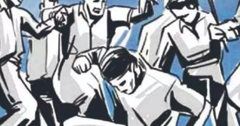 निर्वस्त्र कर युवक की पिटाई, वीडियो वायरल निर्वस्त्र कर युवक की पिटाई, वीडियो वायरल
