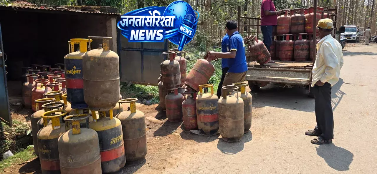रसोई गैस की कमी के बीच राउरकेला में गैराज से 161 LPG सिलेंडर जब्त रसोई गैस की कमी के बीच राउरकेला में गैराज से 161 LPG सिलेंडर जब्त