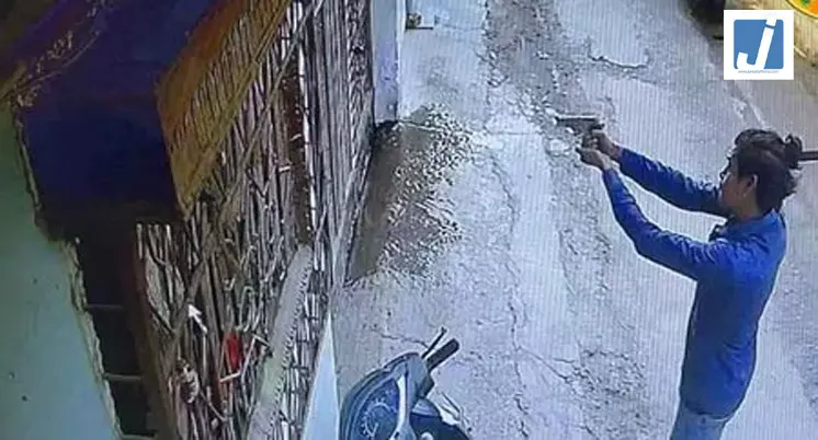 LIVE वीडियो: भाजपा नेता के घर पर ताबड़तोड़ फायरिंग, CCTV में कैद हुई वारदात LIVE वीडियो: भाजपा नेता के घर पर ताबड़तोड़ फायरिंग, CCTV में कैद हुई वारदात