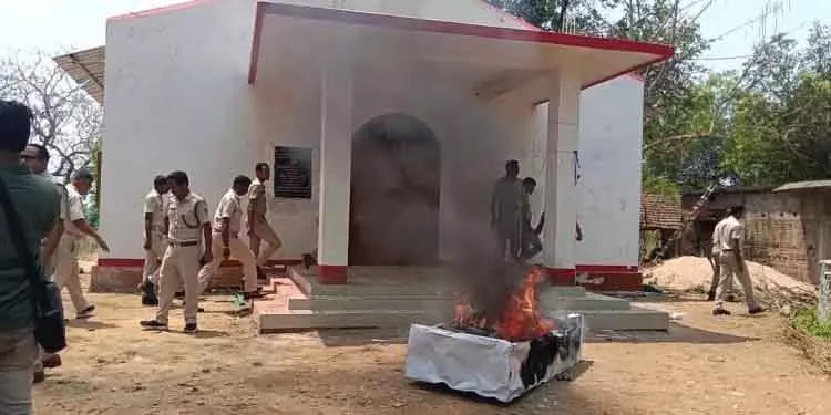 Odisha: नेत्रहीन नाबालिग से रेप के बाद गुस्साई भीड़ ने चर्च पर हमला किया Odisha: नेत्रहीन नाबालिग से रेप के बाद गुस्साई भीड़ ने चर्च पर हमला किया