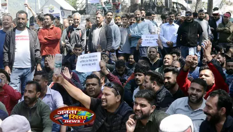 Kangra में ट्रांसपोर्ट यूनियनों का विरोध, कामकाज ठप Kangra में ट्रांसपोर्ट यूनियनों का विरोध, कामकाज ठप