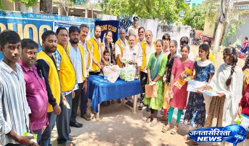 Lions Club कट्टंगुर किंग्स ने 10वीं क्लास के स्टूडेंट्स को 250 छाछ के पैकेट बांटे Lions Club कट्टंगुर किंग्स ने 10वीं क्लास के स्टूडेंट्स को 250 छाछ के पैकेट बांटे