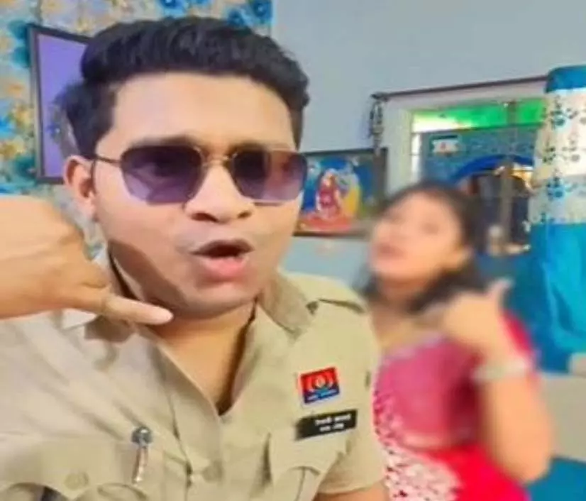 वर्दी में पुलिस जवान ने पत्नी संग बनाई रील्स, लाइन अटैच की कार्रवाई वर्दी में पुलिस जवान ने पत्नी संग बनाई रील्स, लाइन अटैच की कार्रवाई