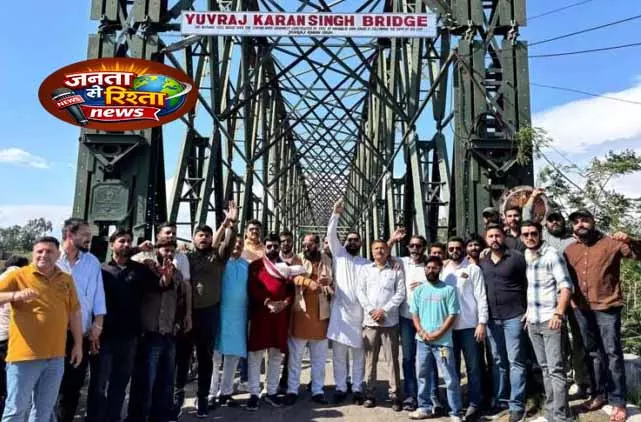 YRS ने होर्डिंग लगाकर बदलाव की सूचना दी YRS ने होर्डिंग लगाकर बदलाव की सूचना दी