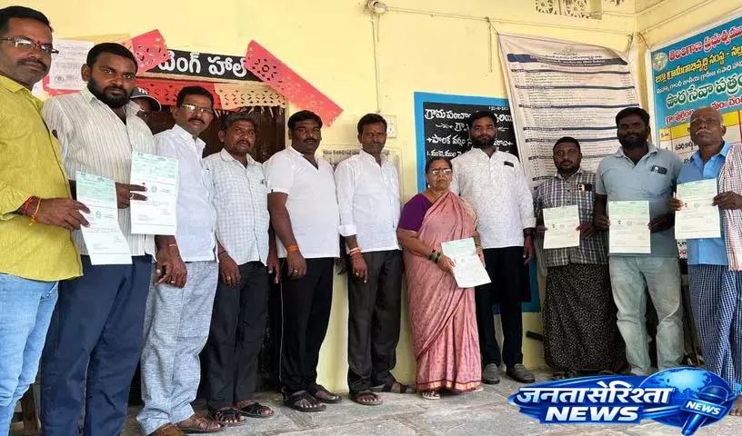 कांग्रेस ने चंदूर में लाभार्थियों को CMRF cheque बांटे कांग्रेस ने चंदूर में लाभार्थियों को CMRF cheque बांटे