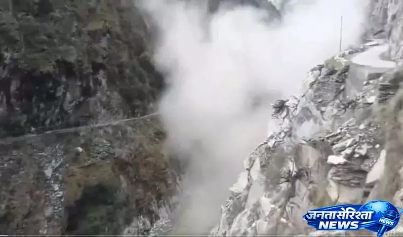 Himachal के चंबा में भूस्खलन के बाद निर्माणाधीन पुल ढह गया Himachal के चंबा में भूस्खलन के बाद निर्माणाधीन पुल ढह गया