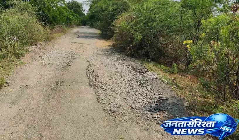 Tandur में रेचनी रोड रेलवे स्टेशन तक नई बनी सड़क जल्दी खराब हो जाती Tandur में रेचनी रोड रेलवे स्टेशन तक नई बनी सड़क जल्दी खराब हो जाती