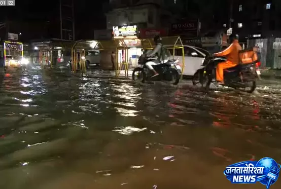 लाइव VIDEO: मूसलाधार बारिश से गुवाहाटी डूबा पानी में लाइव VIDEO: मूसलाधार बारिश से गुवाहाटी डूबा पानी में