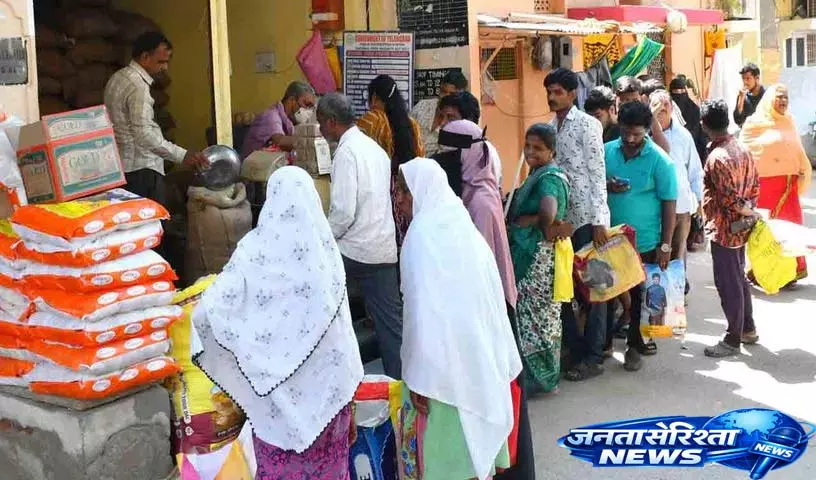 चावल की भारी कमी की वजह से Ration Shops बंद करनी पड़ीं; ग्राहकों को बिना सामान के रहना पड़ा चावल की भारी कमी की वजह से Ration Shops बंद करनी पड़ीं; ग्राहकों को बिना सामान के रहना पड़ा