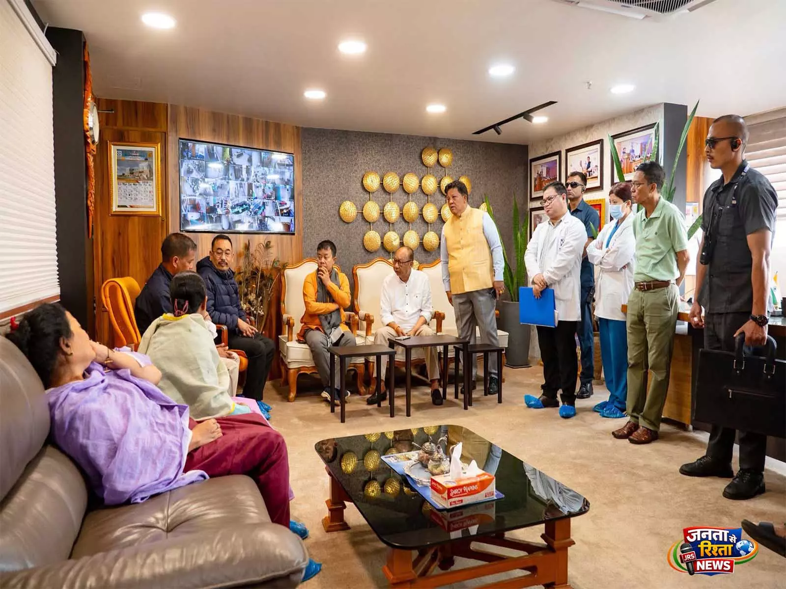 त्रोंगलाओबी बम हमला: मणिपुर CM ने पीड़ित की माँ से की मुलाकात, कानूनी कार्रवाई का वादा त्रोंगलाओबी बम हमला: मणिपुर CM ने पीड़ित की माँ से की मुलाकात, कानूनी कार्रवाई का वादा